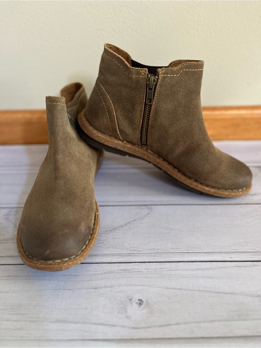 Women’s Born Tabby distressed taupe distressed avola suede side zip.Size 8.5